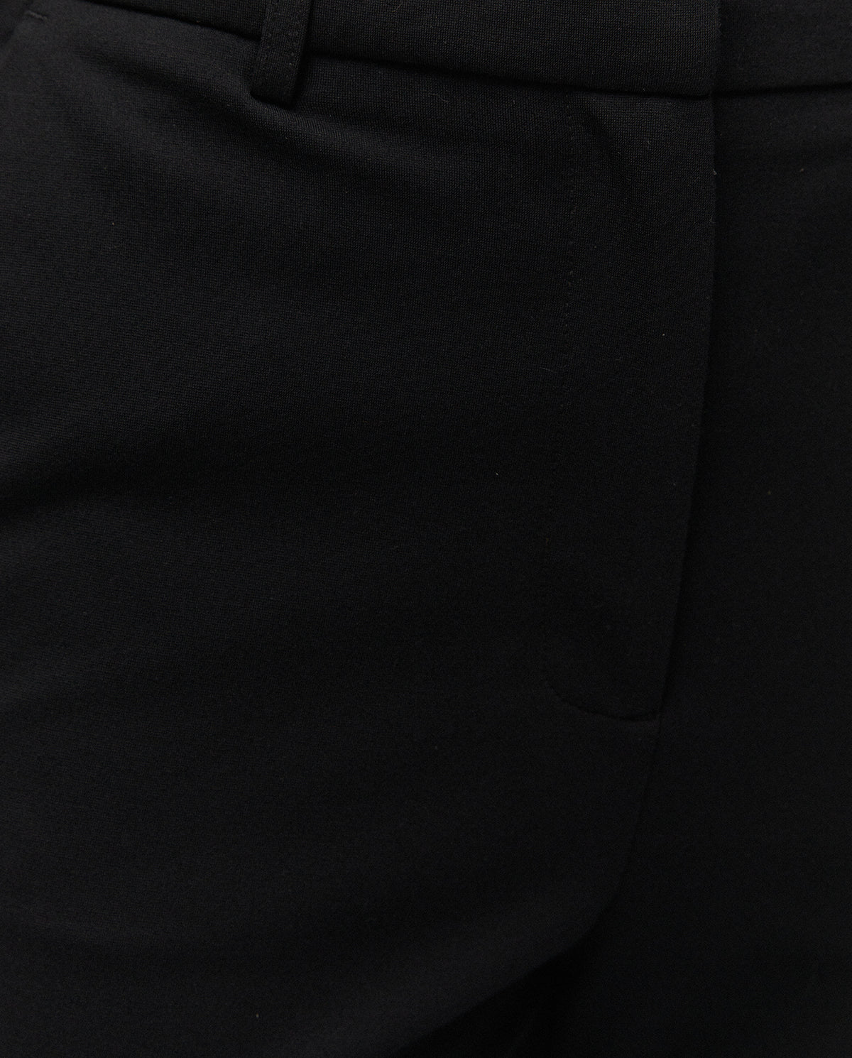 Pantalón de traje negro con pinzas, detalle del tejido