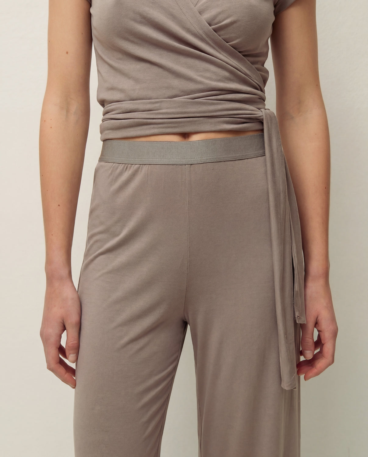 Pantalón topo ancho con goma, detalle del tejido
