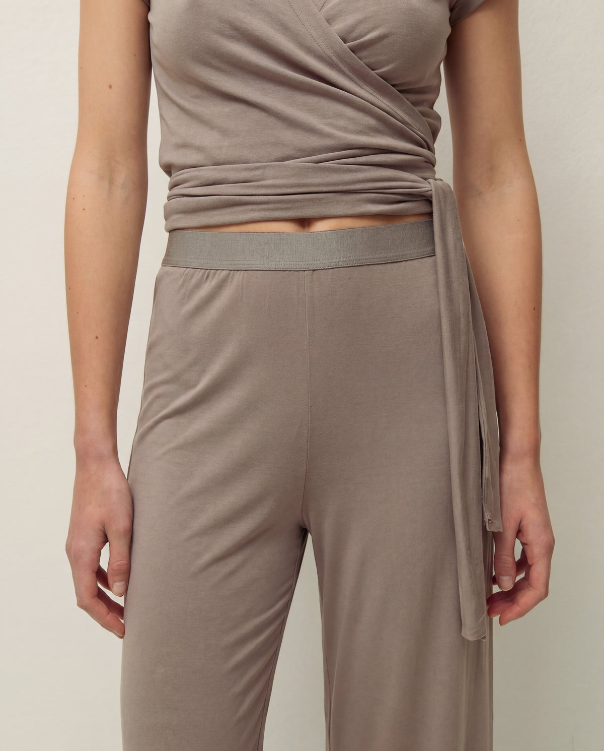 Pantalón topo ancho con goma, detalle del tejido