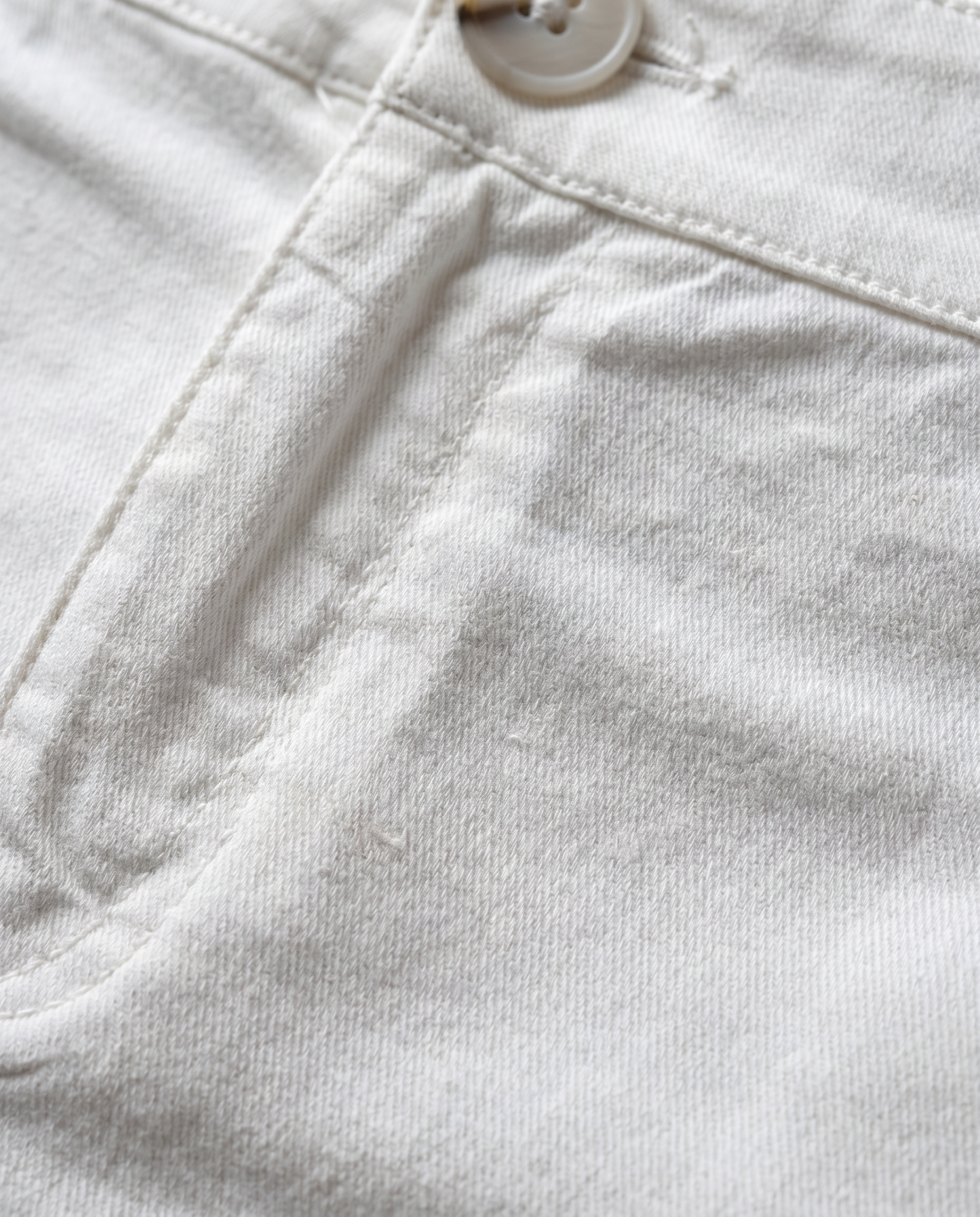 Short blanco bolsillos tipo vivo en la esplada.