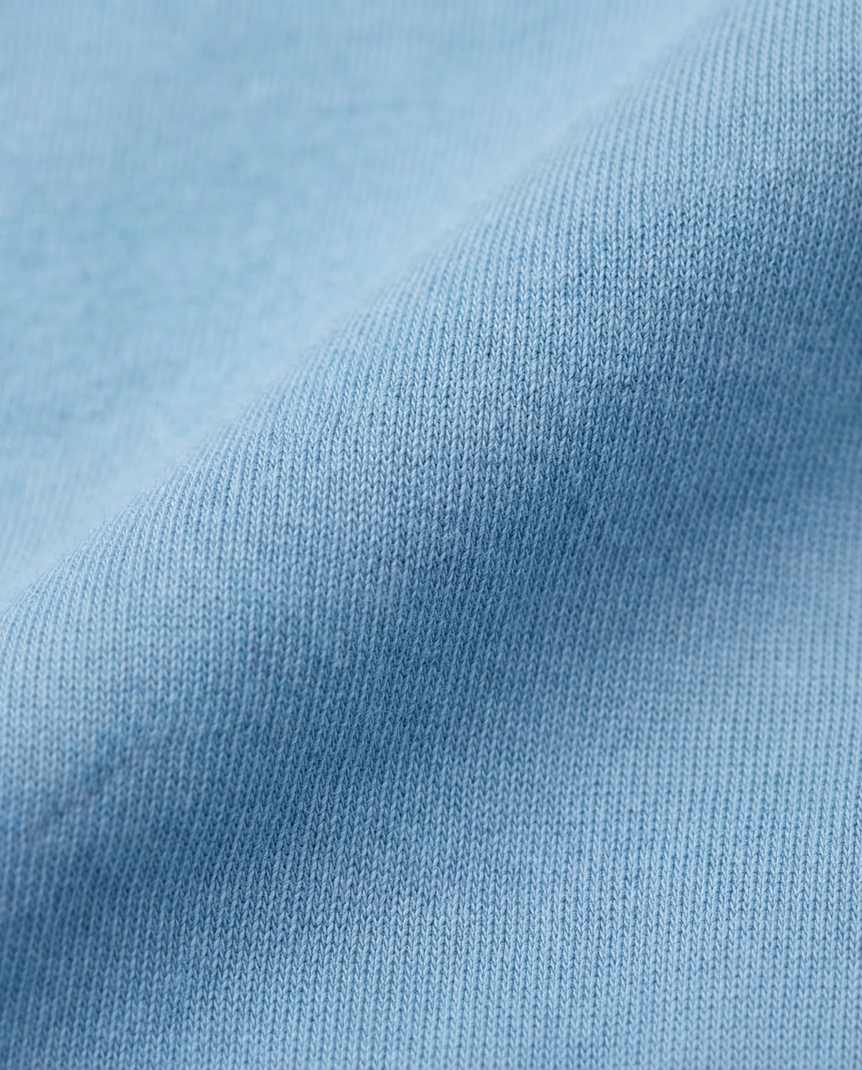 Top azul con escote drapeado, detalle del tejido