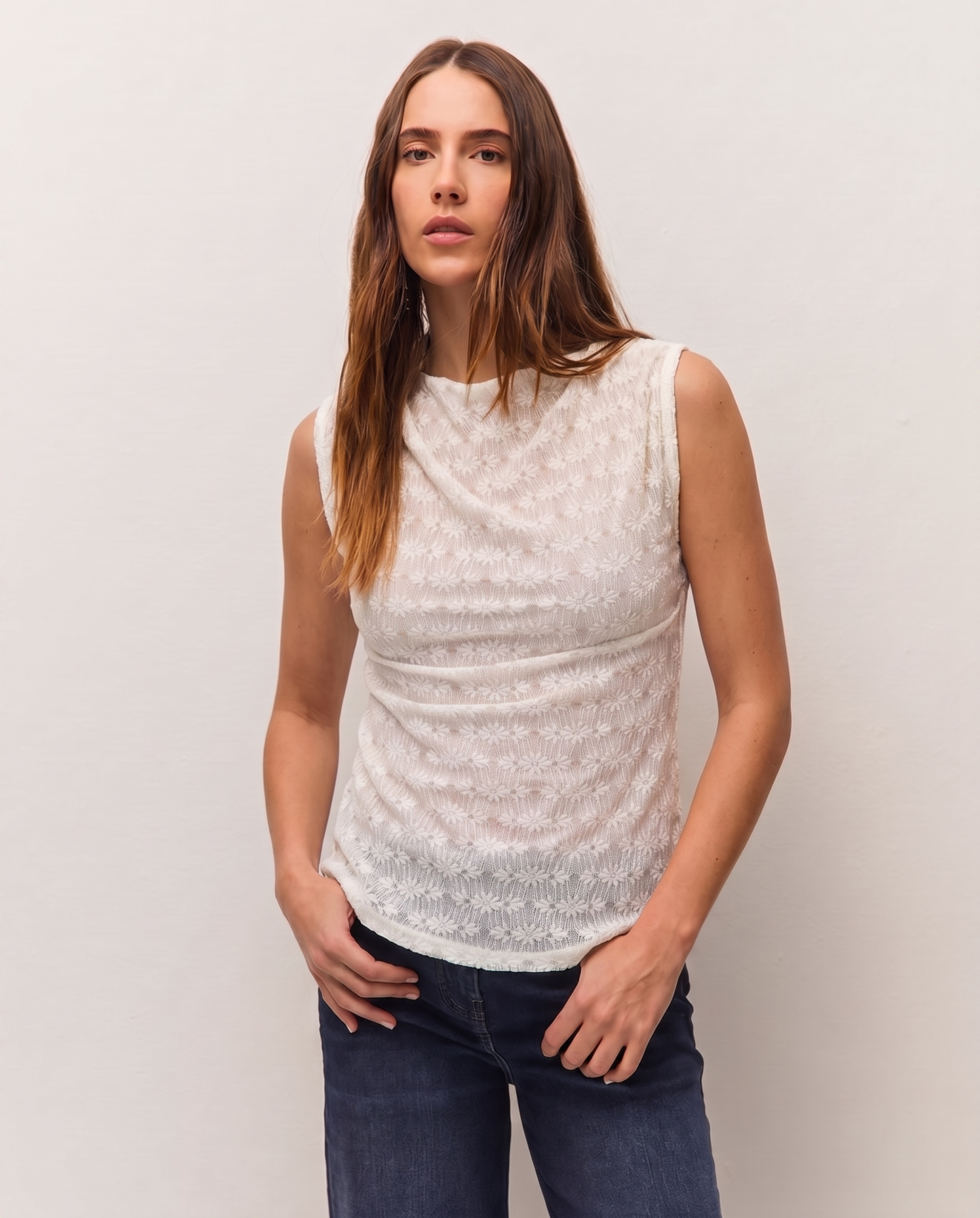 Top calado con fruncido en hombro y costura lateral
